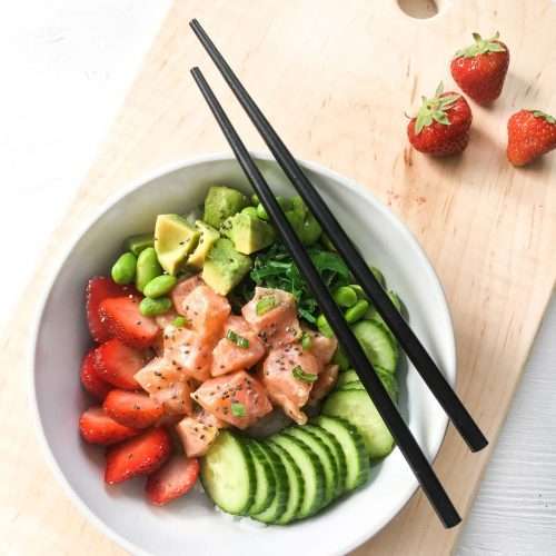Poke de saumon avec concombres, fraises et edamames