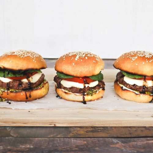 Burger caprese garni de tomates bocconcini et pesto