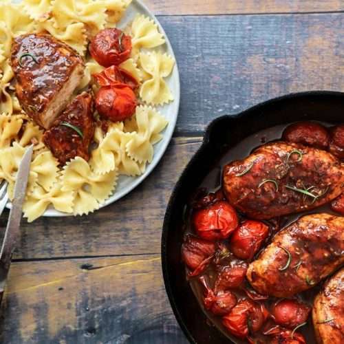 Poitrines de poulet et tomates cerises poêlées au romarin et vinaigre balsamique, servies avec des pâtes