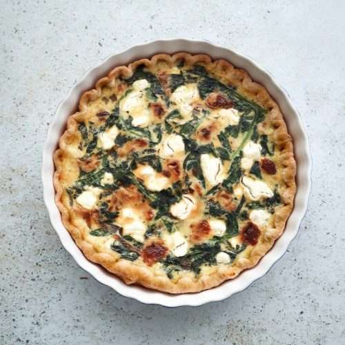 Quiche à la bette à carde, fromage de chèvre et oignons confits