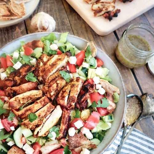 Salade au poulet grillé style shawarma, avec tomates, concombres et feta