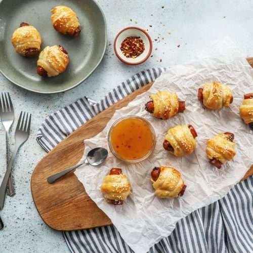 Plateau de feuilletés aux merguez et fromage de chèvre, servis avec une sauce à l'abricot