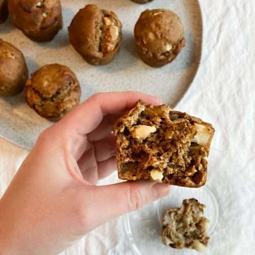 Muffin santé aux pommes, dattes et épices coupé en deux