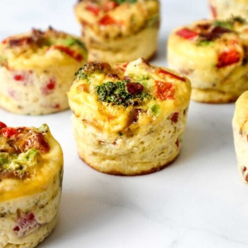 Mini omelettes aux légumes cuites dans des moules à muffin
